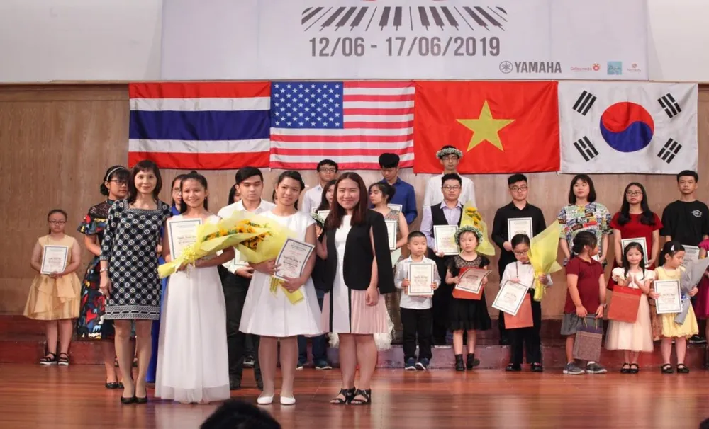 TS. Stephanie Shih-yu Cheng (Giảng viên Piano Đại học Denver, Mỹ) và TS. Onpavee Nitisingkarin (Giảng viên Đại học Mahidol, Thái Lan) trao giải cho thí sinh