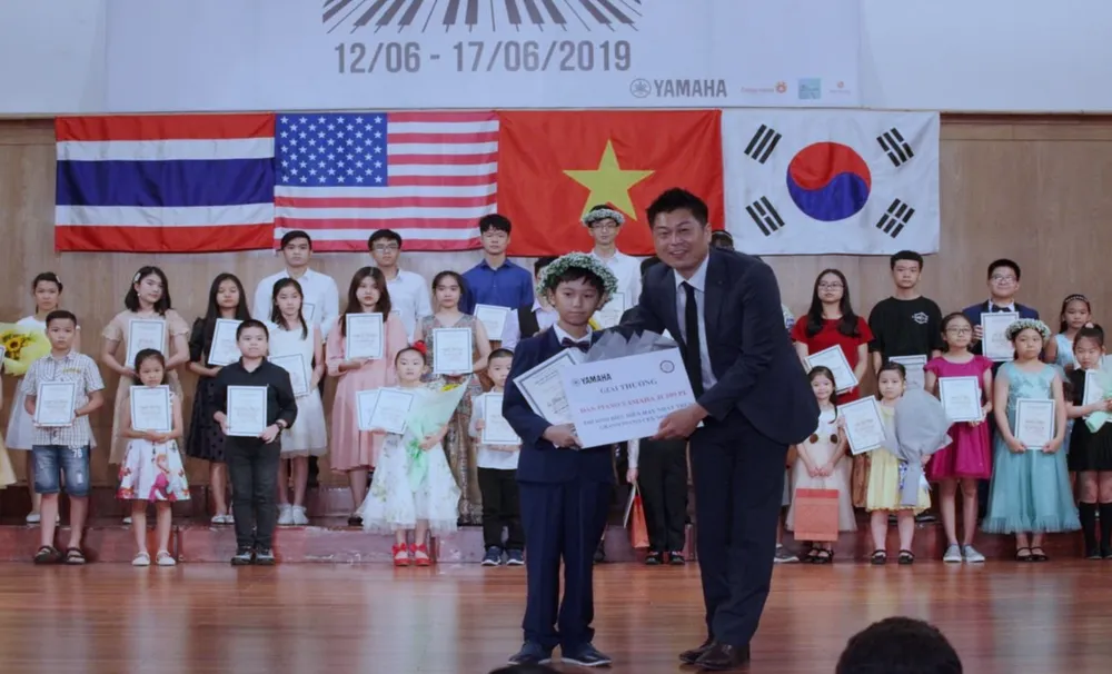 Ông Makoto Tani (Tổng Giám đốc Công ty TNHH Âm nhạc Yamaha Việt Nam) trao giải cho thí sinh