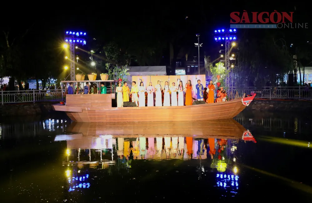 Biểu diễn nghệ thuật đờn ca tài tử Nam bộ tại ngày khai mạc lễ hội. Ảnh: DŨNG PHƯƠNG