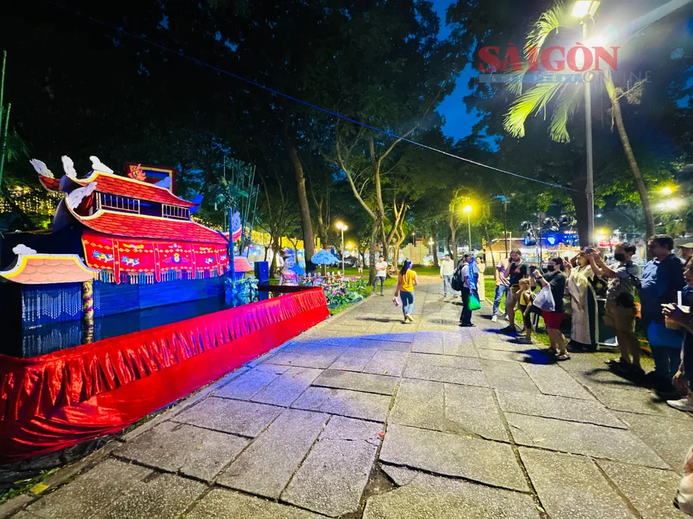 Người dân thưởng thức nghệ thuật múa rối nước