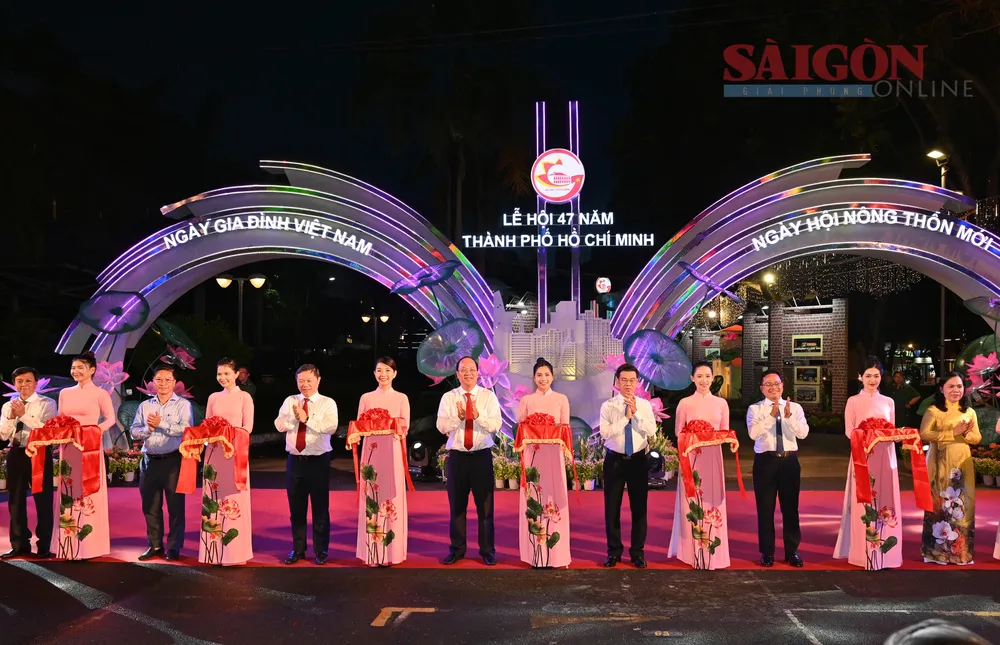 Các đồng chí lãnh đạo TPHCM thực hiện nghi thức khai mạc chuỗi Ngày hội 47 năm Thành phố Hồ Chí Minh. Ảnh: DŨNG PHƯƠNG
