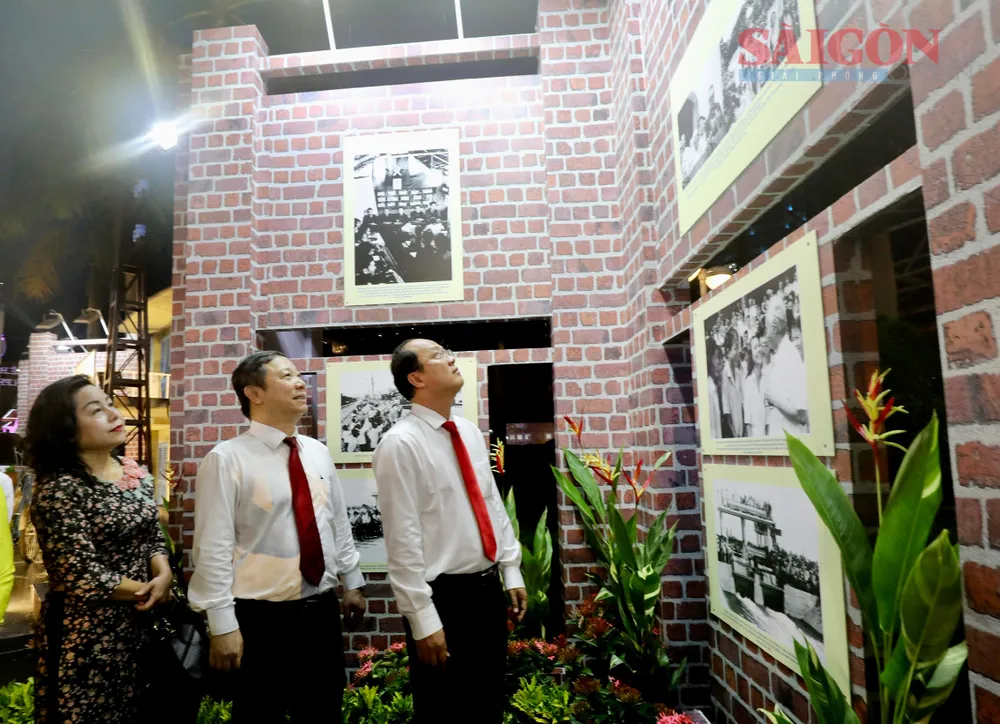 Các đồng chí lãnh đạo TPHCM tham quan không gian triển lãm hình ảnh kỷ niệm 47 năm Ngày Thành phố Sài Gòn - Gia Định chính thức mang tên Chủ tịch Hồ Chí Minh. Ảnh: DŨNG PHƯƠNG