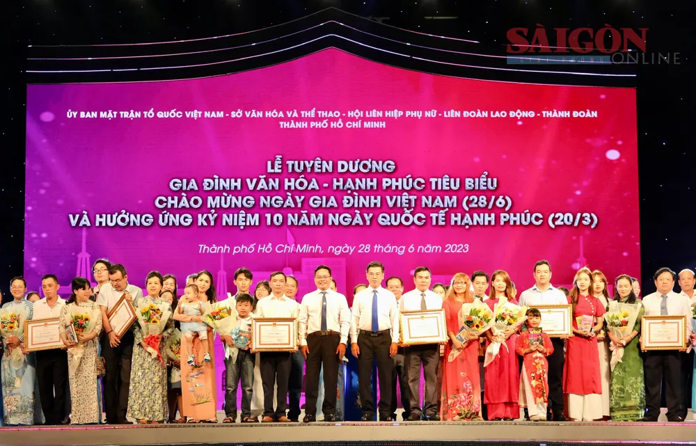 TPHCM tuyên dương 97 Gia đình văn hóa - hạnh phúc tiêu biểu vào đúng dịp kỷ niệm ngày Thành phố mang tên Chủ tịch Hồ Chí Minh. Ảnh: DŨNG PHƯƠNG