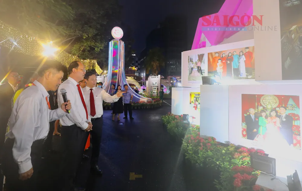 Các đồng chí lãnh đạo TPHCM tham quan không gian triển lãm hình ảnh của Ngày hội 47 năm Thành phố Hồ Chí Minh. Ảnh: DŨNG PHƯƠNG