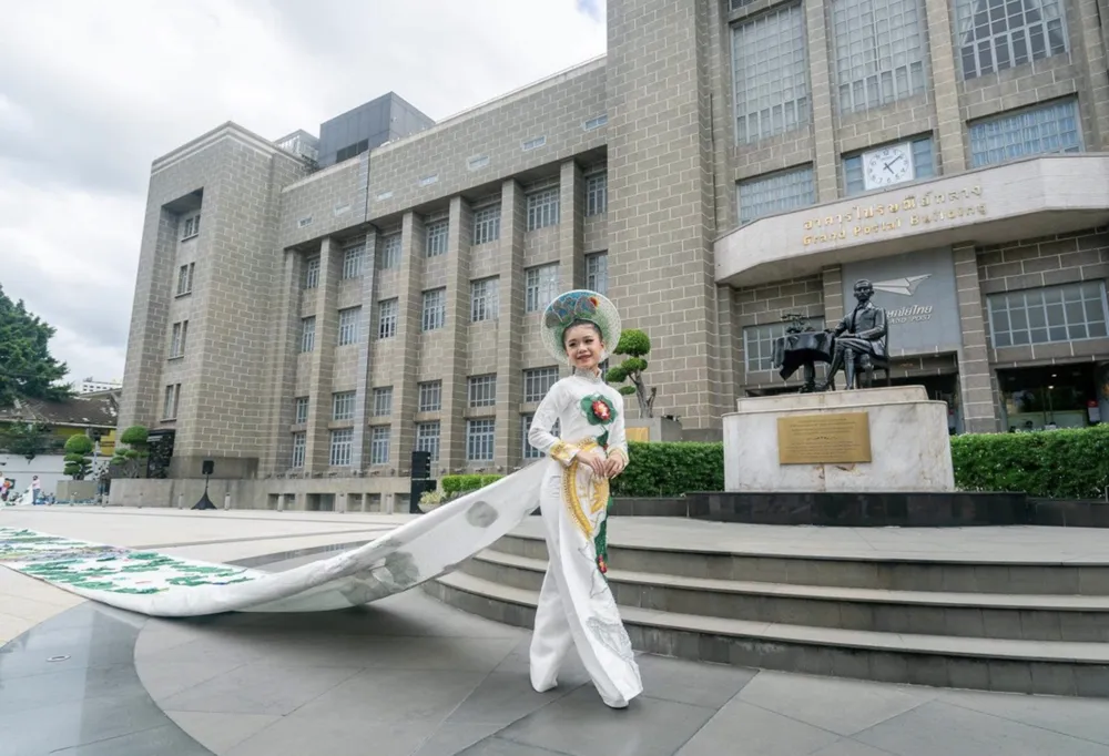 Katherine Minh Vy trình diễn áo dài nặng 250kg một mình