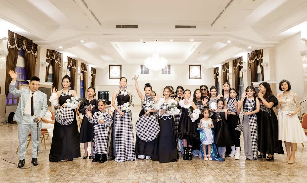 Các người mẫu trình diễn Bộ sưu tập Check được lấy ý tưởng từ caro và khăn rằn Nam bộ