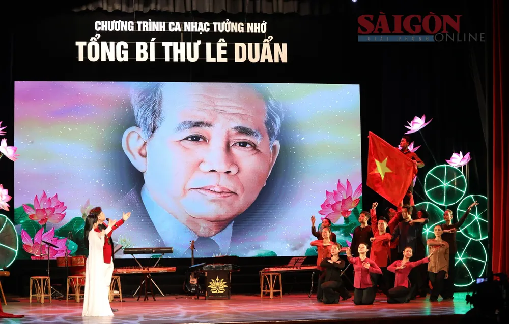 Hát múa "Nhớ về anh" (thơ Tố Hữu, nhạc Võ Thế Hùng) do Đoàn Văn công Quân khu 7 biểu diễn. Ảnh: DŨNG PHƯƠNG Hát múa "Nhớ về anh" (thơ Tố Hữu, nhạc Võ Thế Hùng) do Đoàn Văn công Quân khu 7 biểu diễn. Ảnh: DŨNG PHƯƠNG