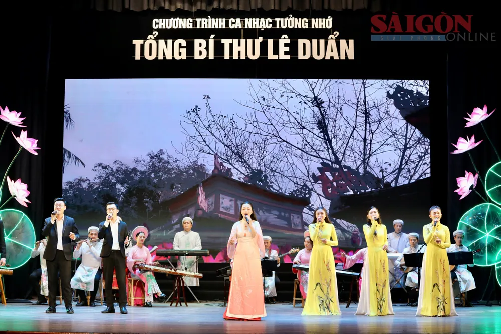 Ngọc Mai cùng Nhóm ca bè Nhạc viện TP, Dàn nhạc Nhà hát Ca múa nhạc Dân tộc Bông Sen biểu diễn ca khúc “Bích La - quê mẹ yêu thương” (thơ Triệu Phong, nhạc Trần Hữu Bích). Ảnh: DŨNG PHƯƠNG Ngọc Mai cùng Nhóm ca bè Nhạc viện TP, Dàn nhạc Nhà hát Ca múa nhạc Dân tộc Bông Sen biểu diễn ca khúc “Bích La - quê mẹ yêu thương” (thơ Triệu Phong, nhạc Trần Hữu Bích). Ảnh: DŨNG PHƯƠNG