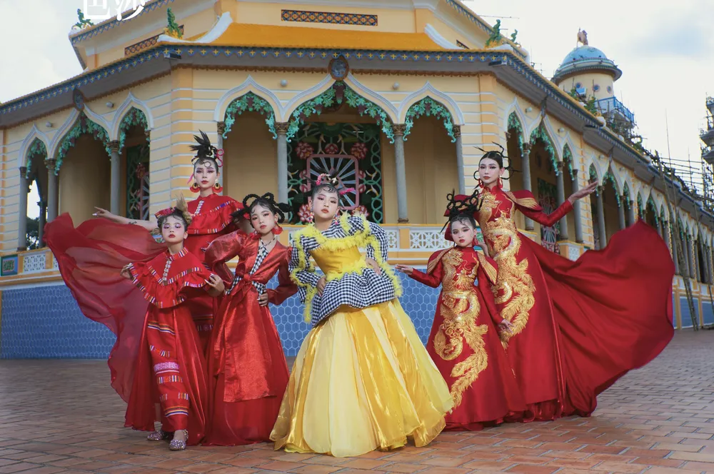 Các thiết kế trong BST &quot;Điệu Nam bộ&quot;. Ảnh: HIẾU VÕ