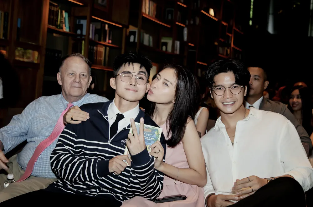 Vợ chồng Ngô Thanh Vân - Huy Trần đến chúc mừng Jun Phạm ra mắt tiểu thuyết Vợ chồng Ngô Thanh Vân - Huy Trần đến chúc mừng Jun Phạm ra mắt tiểu thuyết