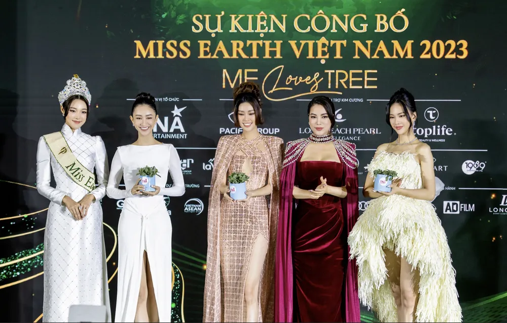 Ban tổ chức trao cây lưu niệm cho các huấn luyện viên: Hoa hậu Khánh Vân, Á hậu Hà Thu, Siêu mẫu Quỳnh Hoa