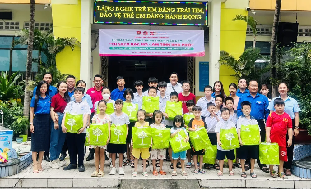 Trao tặng các phần quà cho thiếu nhi tại địa bàn phường 6, quận 10 Trao tặng các phần quà cho thiếu nhi tại địa bàn phường 6, quận 10