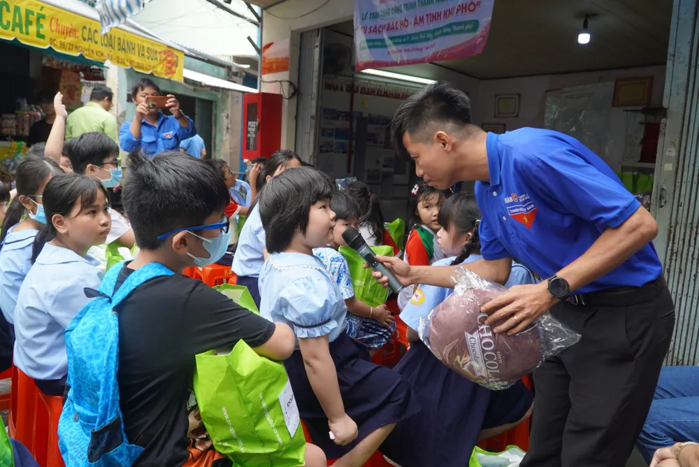 Anh Phan Văn Minh, Phó Bí thư Đoàn Sở VH-TT TPHCM sinh hoạt với các em thiếu nhi Anh Phan Văn Minh, Phó Bí thư Đoàn Sở VH-TT TPHCM sinh hoạt với các em thiếu nhi