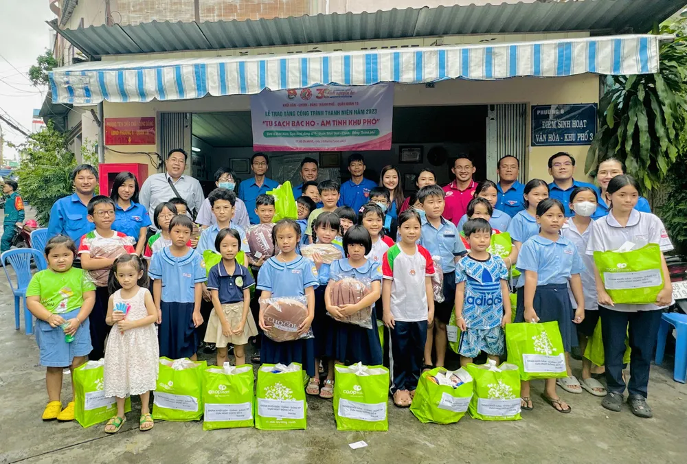 Trao tặng công trình thanh niên năm 2023 “Tủ sách Bác Hồ - Ấm tình khu phố” Trao tặng công trình thanh niên năm 2023 “Tủ sách Bác Hồ - Ấm tình khu phố”