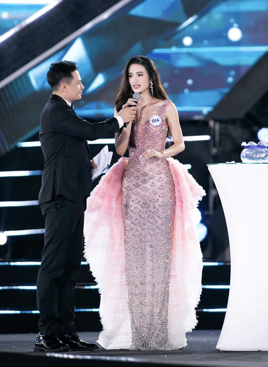 Hoa hậu Ý Nhi trong phần thi ứng xử Hoa hậu Ý Nhi trong phần thi ứng xử