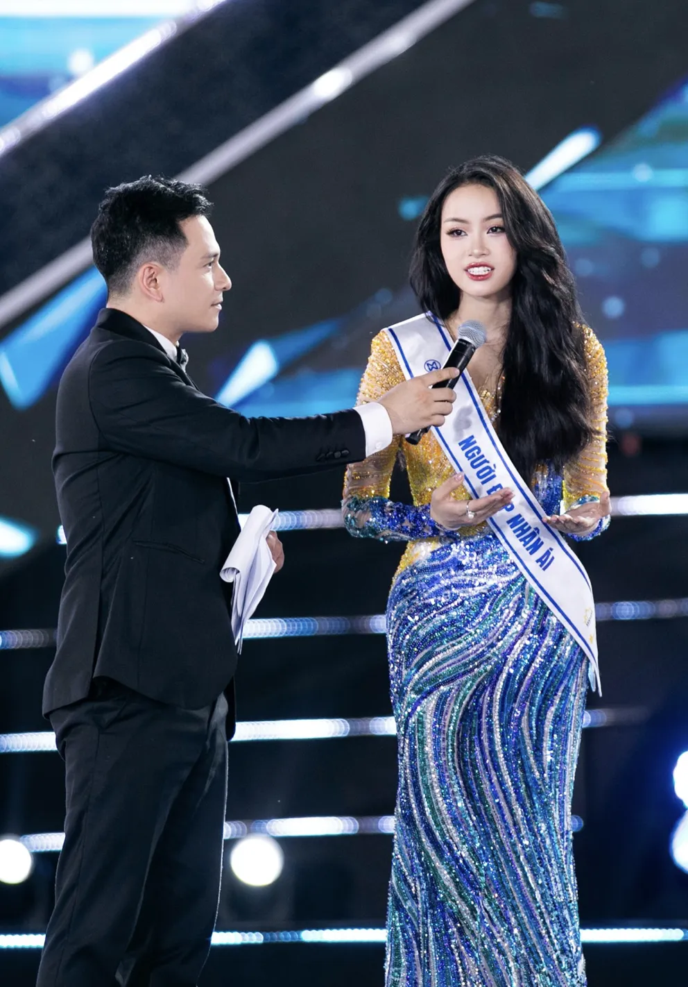 Á hậu 1 Đào Thị Hiền trong phần thi ứng xử Á hậu 1 Đào Thị Hiền trong phần thi ứng xử