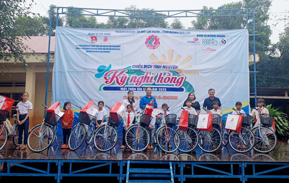 Tặng 10 xe đạp cho học sinh khó khăn, hiếu học