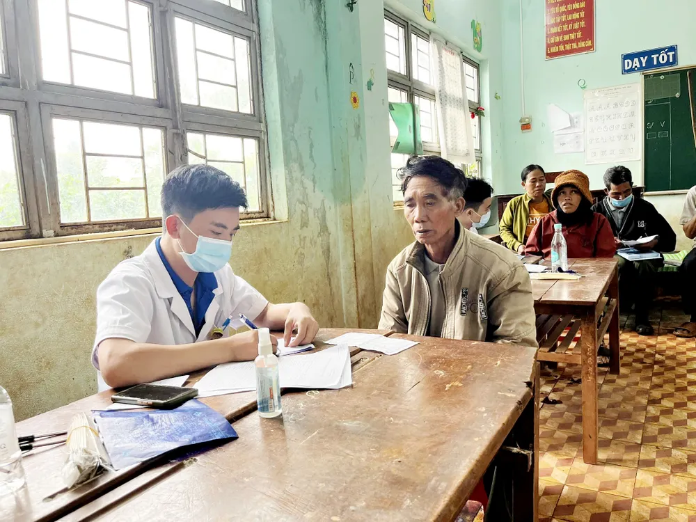 Khám bệnh, phát thuốc miễn phí cho bà con nghèo