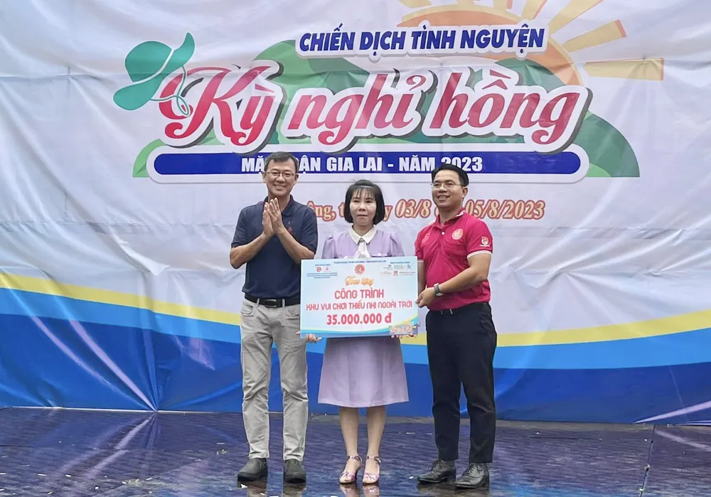 Trao bảng tượng trưng công trình sân chơi cho thiếu nhi ngoài trời