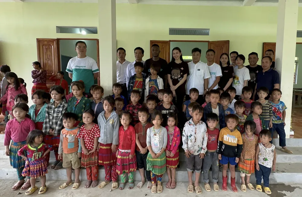 Thùy Tiên cùng team Việt Phi khánh thành điểm trường mới xây tại Hà Giang Thùy Tiên cùng team Việt Phi khánh thành điểm trường mới xây tại Hà Giang