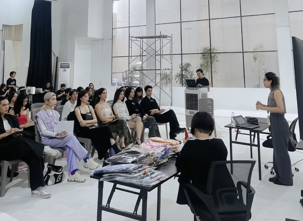 Các thí sinh họp trước chung kết với ban tổ chức Các thí sinh họp trước chung kết với ban tổ chức