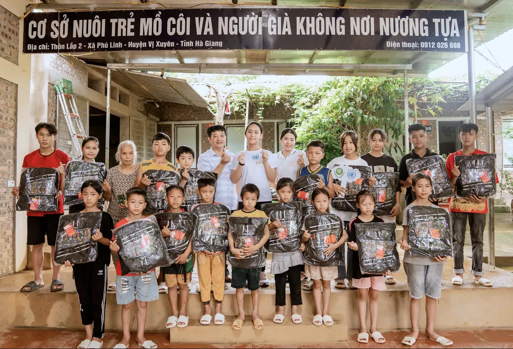 Bella Vũ tặng quà năm học mới cho trẻ em có hoàn cảnh khó khăn Bella Vũ tặng quà năm học mới cho trẻ em có hoàn cảnh khó khăn