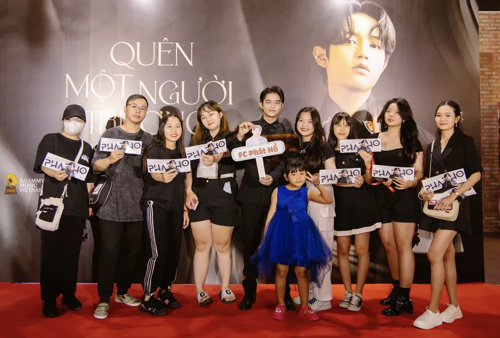 Ca sĩ Phát Hồ và người hâm mộ Ca sĩ Phát Hồ và người hâm mộ