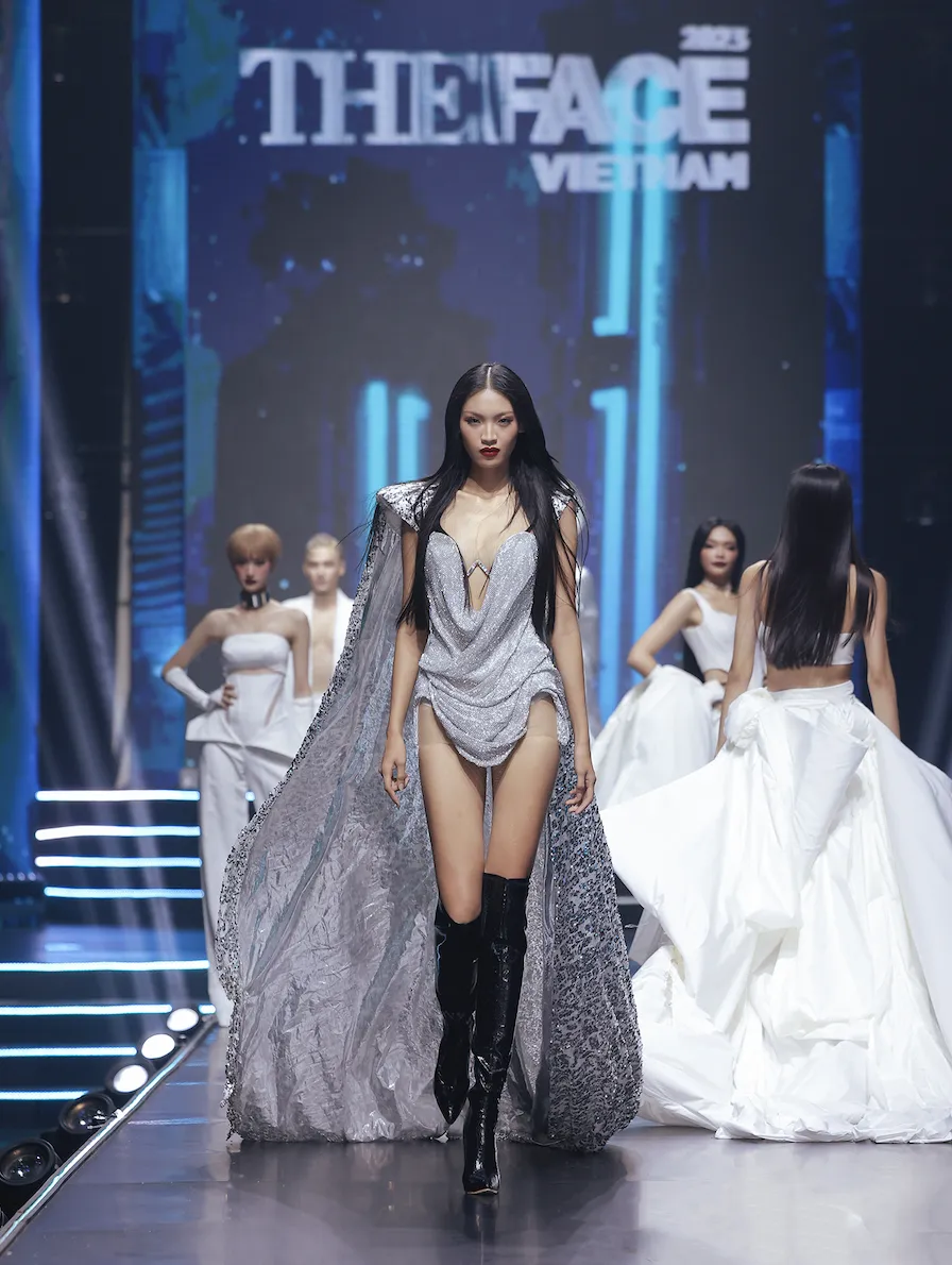Tú Anh trình diễn catwalk cuốn hút Tú Anh trình diễn catwalk cuốn hút