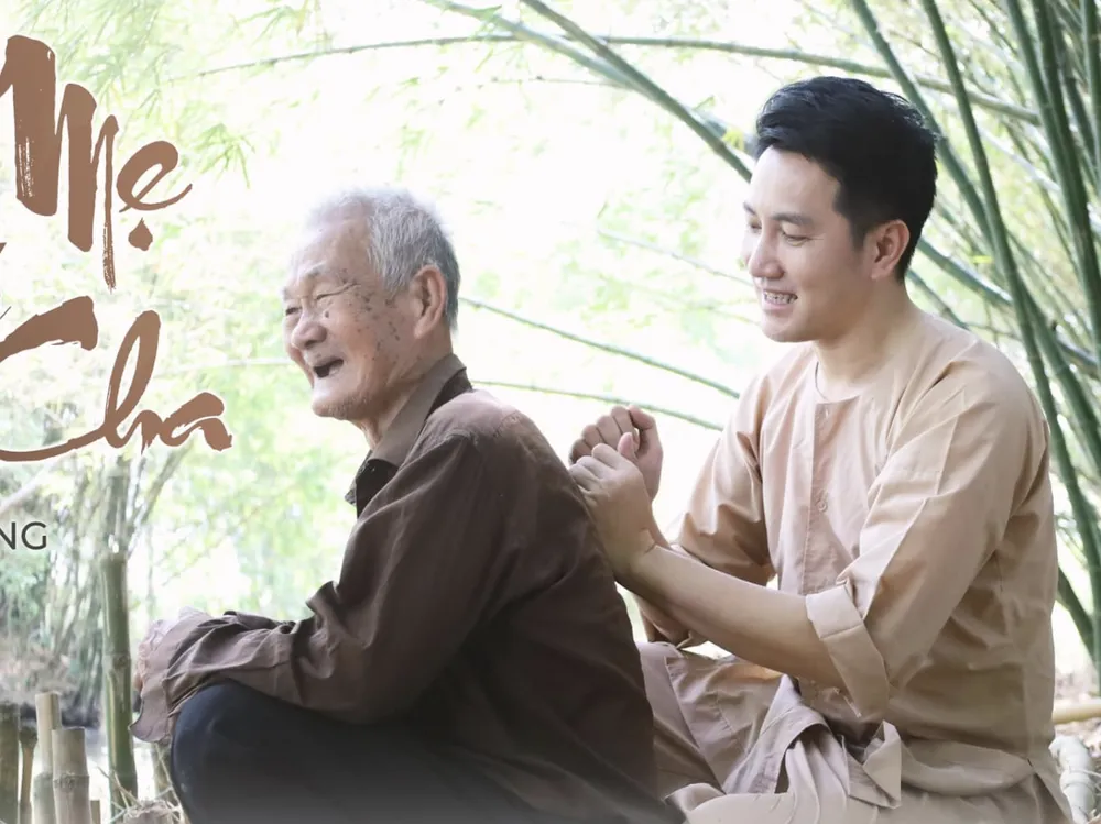 Nguyễn Phi Hùng trong MV Nghĩa mẹ tình cha Nguyễn Phi Hùng trong MV Nghĩa mẹ tình cha