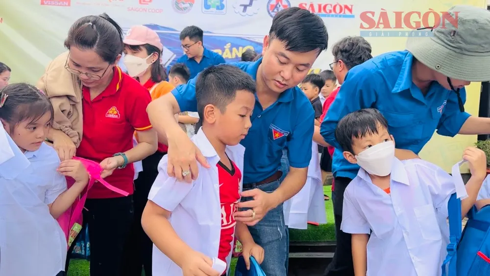 Trao áo trắng, balo, dụng cụ học tập cho học sinh