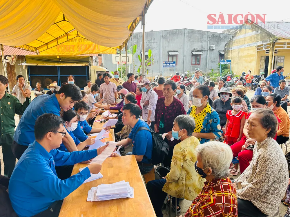 Tận tình khám, tư vấn chữa bệnh cho người dân