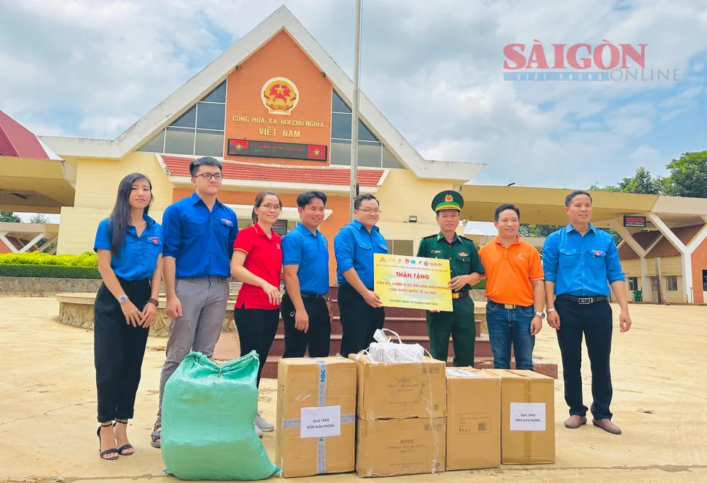 Tặng quà đến cán bộ, chiến sĩ bộ đội Biên phòng Cửa khẩu quốc tế Xa Mát