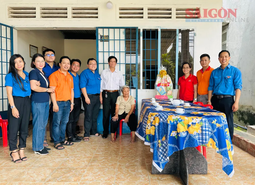 Thăm hỏi Mẹ Việt Nam Anh hùng Phan Thị Hợi