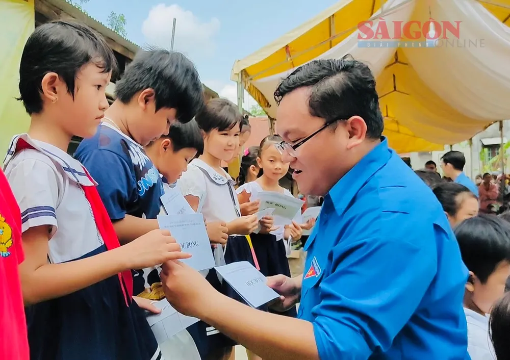 Đại diện Đoàn Thanh niên Bệnh viện Ung Bướu trao học bổng cho học sinh