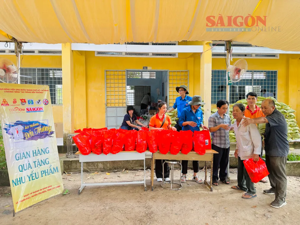 Gian hàng quà tặng nhu yếu phẩm cho 400 người dân