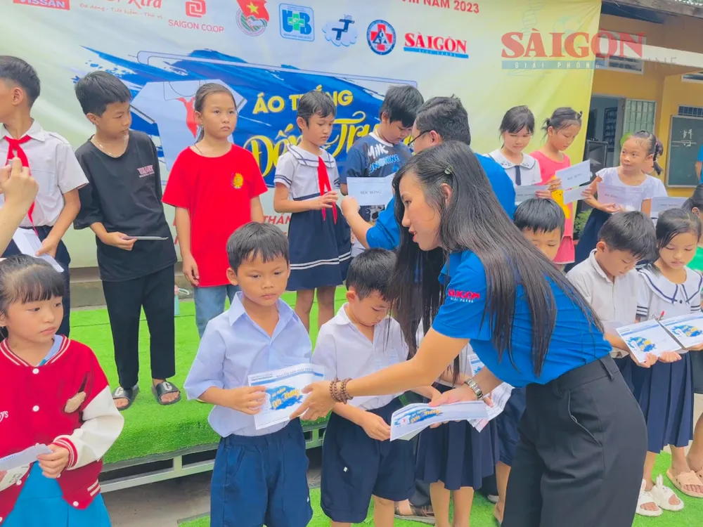 Đại diện Đoàn Thanh niên Báo Sài Gòn Giải Phóng trao học bổng