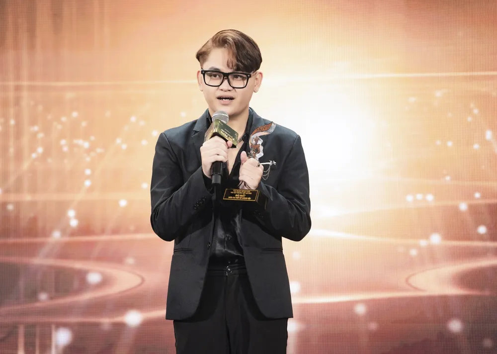 Nguyễn Hoàng Khang - tác giả của Wings of the grand (Đôi cánh hòa bình)