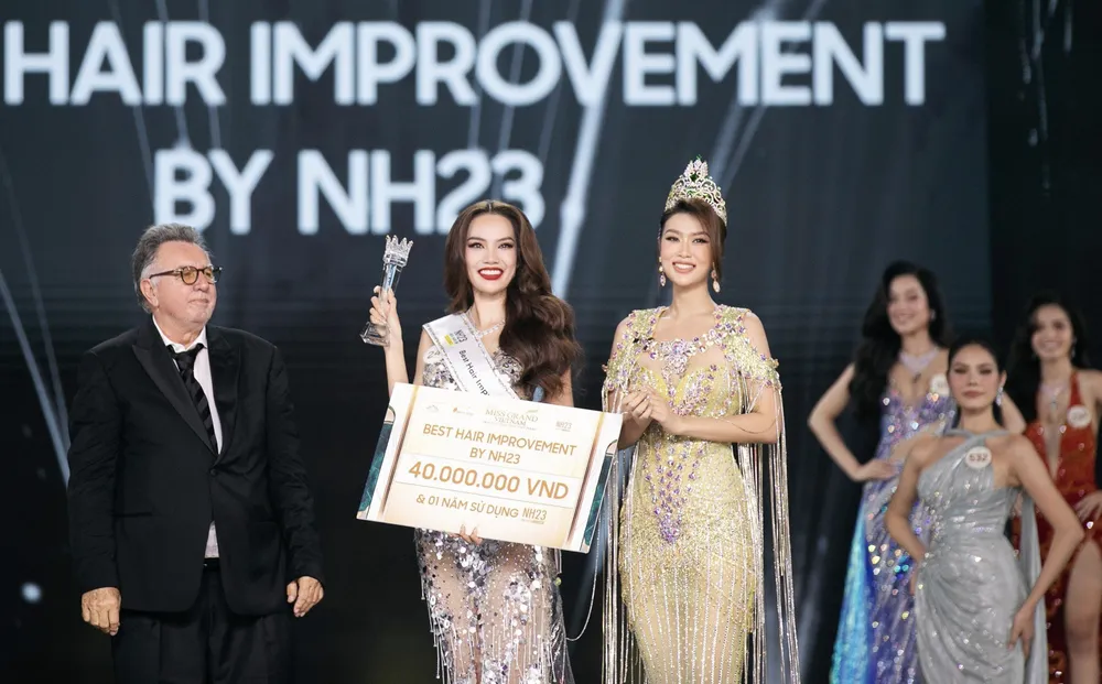 Trong đêm chung khảo, giải thưởng phụ Thí sinh có mái tóc ấn tượng nhất được trao cho người đẹp Lê Hoàng Phương