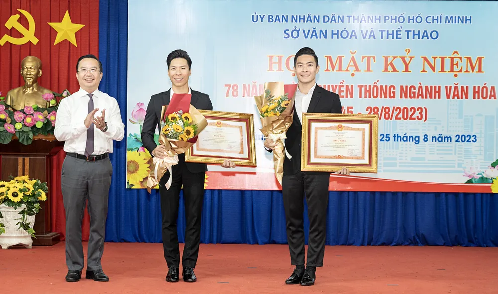 Trao Bằng khen của Thủ tướng Chính phủ cho NSƯT Quốc Cơ - Quốc Nghiệp. Ảnh: QUỐC THANH