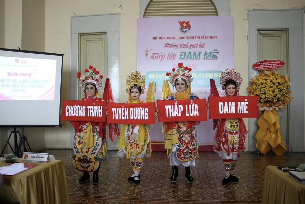 Tiết mục múa Chào mừng Tứ Thiên Vương, do nhóm diễn viên Nhà hát nghệ thuật Hát bội biểu diễn