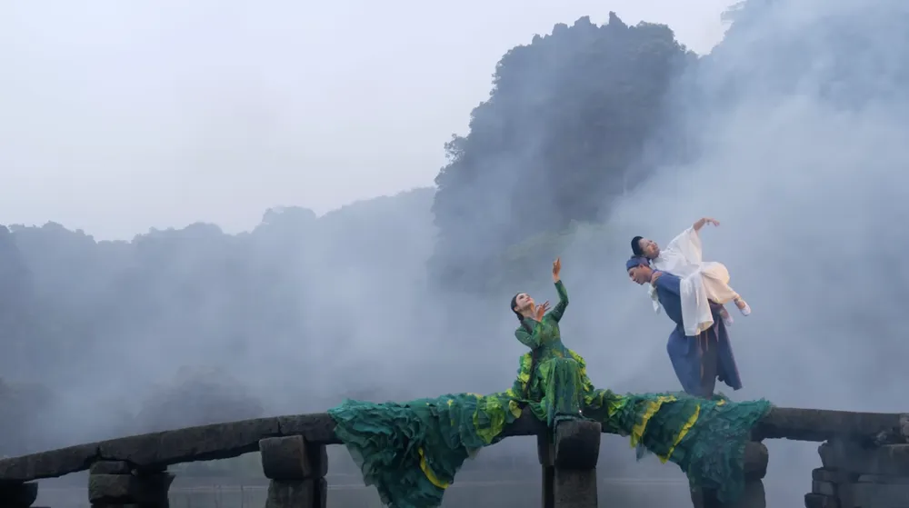 Hình ảnh trong MV "Cõng mẹ về trời" Hình ảnh trong MV "Cõng mẹ về trời"