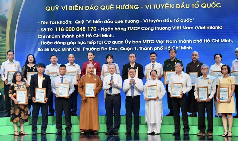 Tiếp nhận đóng góp của các doanh nghiệp, nhà hảo tâm ủng hộ Quỹ "Vì biển đảo quê hương - Vì tuyến đầu Tổ quốc" thông qua chương trình giao lưu nghệ thuật năm 2022. Ảnh: VIỆT DŨNG Tiếp nhận đóng góp của các doanh nghiệp, nhà hảo tâm ủng hộ Quỹ "Vì biển đảo quê hương - Vì tuyến đầu Tổ quốc" thông qua chương trình giao lưu nghệ thuật năm 2022. Ảnh: VIỆT DŨNG