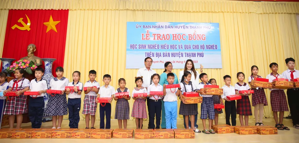 Mỹ Tâm trao học bổng “Nâng bước ngày mai”