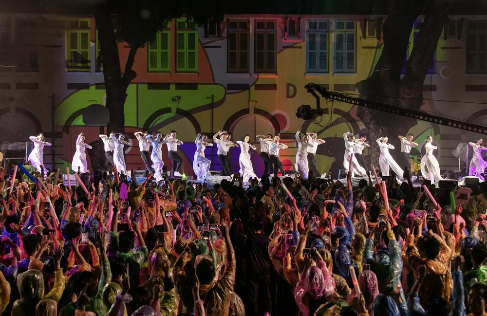 Hàng ngàn khán giả đội mưa xem show diễn “Vũ trụ cò bay”