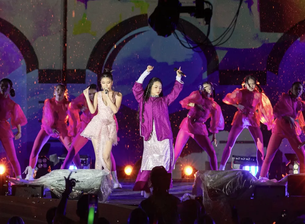 Phương Mỹ Chi trình diễn cùng rapper Pháo