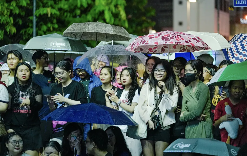 Khán giả đội mưa nghe Hoàng Dũng hát &quot;Nàng thơ&quot;