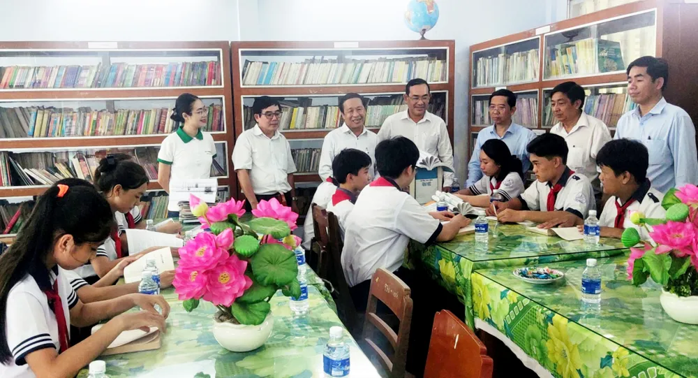 Học sinh Trường THCS Tân Xuân tại thư viện mới. Ảnh: VIỆT NGA