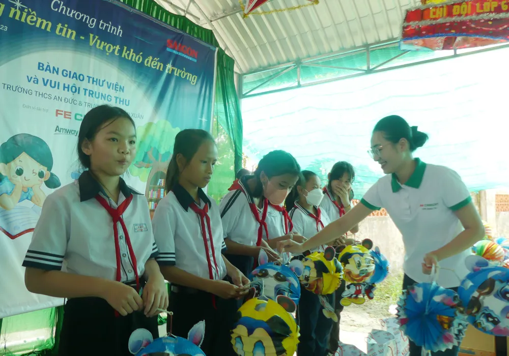 Đại diện Công ty TNHH Tài chính Ngân hàng Việt Nam Thịnh Vượng SMBC, trao quà Trung thu cho học sinh. Ảnh: VIỆT NGA