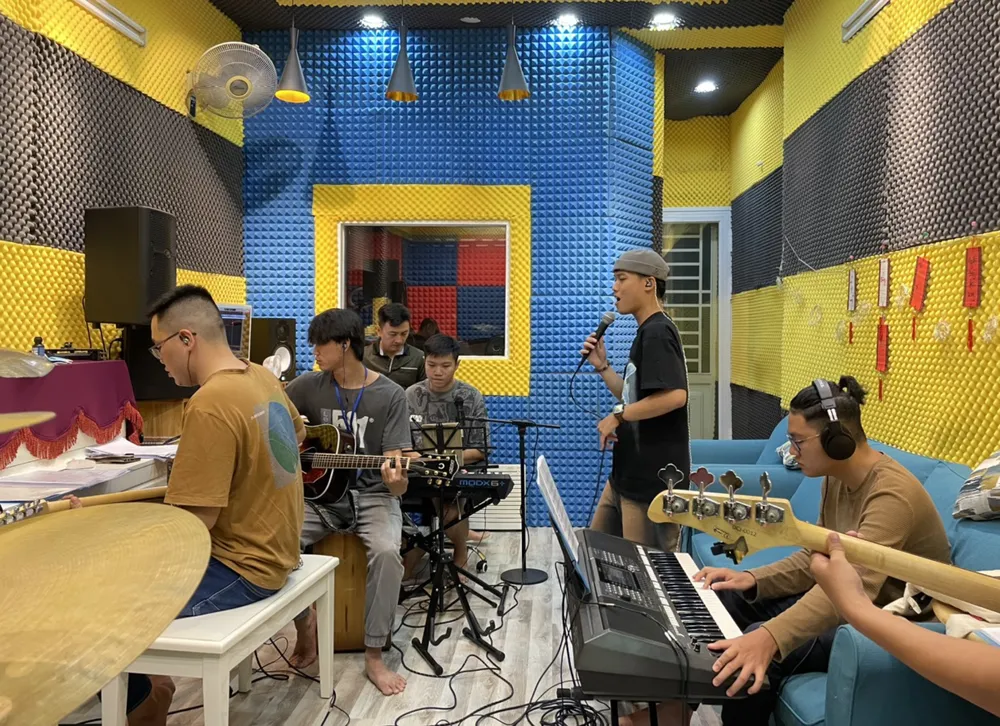 Võ Việt Phương tập luyện cùng band nhạc Võ Việt Phương tập luyện cùng band nhạc