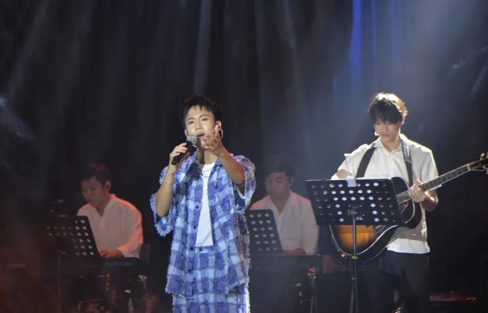 Võ Việt Phương "cháy" hết mình với các ca khúc Võ Việt Phương "cháy" hết mình với các ca khúc